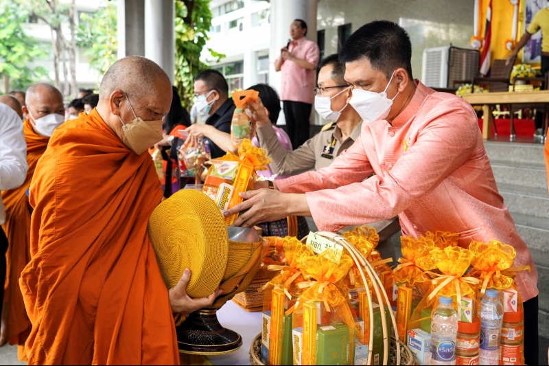 พิธีทำบุญตักบาตรข้าวสารอาหารแห้ง