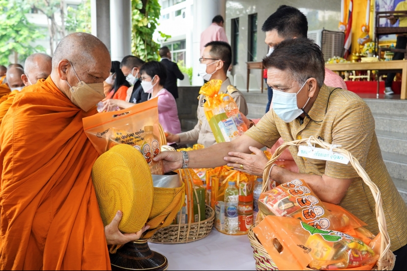 พิธีทำบุญตักบาตรข้าวสารอาหารแห้ง