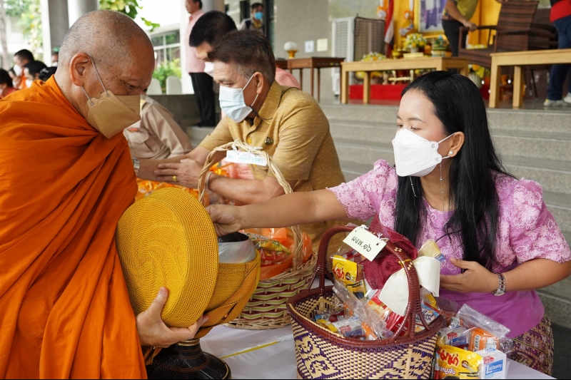 พิธีทำบุญตักบาตรข้าวสารอาหารแห้ง