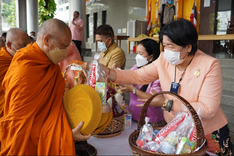 พิธีทำบุญตักบาตรข้าวสารอาหารแห้ง