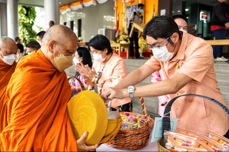 พิธีทำบุญตักบาตรข้าวสารอาหารแห้ง