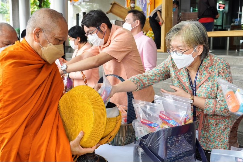 พิธีทำบุญตักบาตรข้าวสารอาหารแห้ง