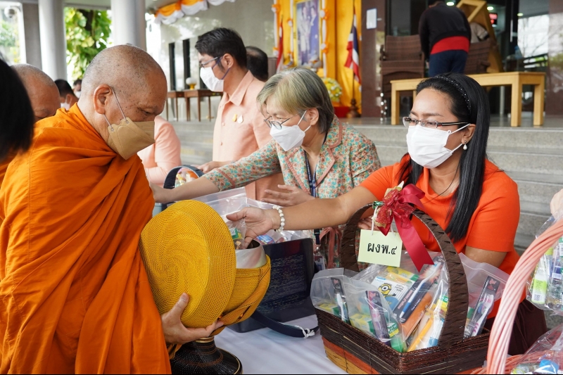 พิธีทำบุญตักบาตรข้าวสารอาหารแห้ง