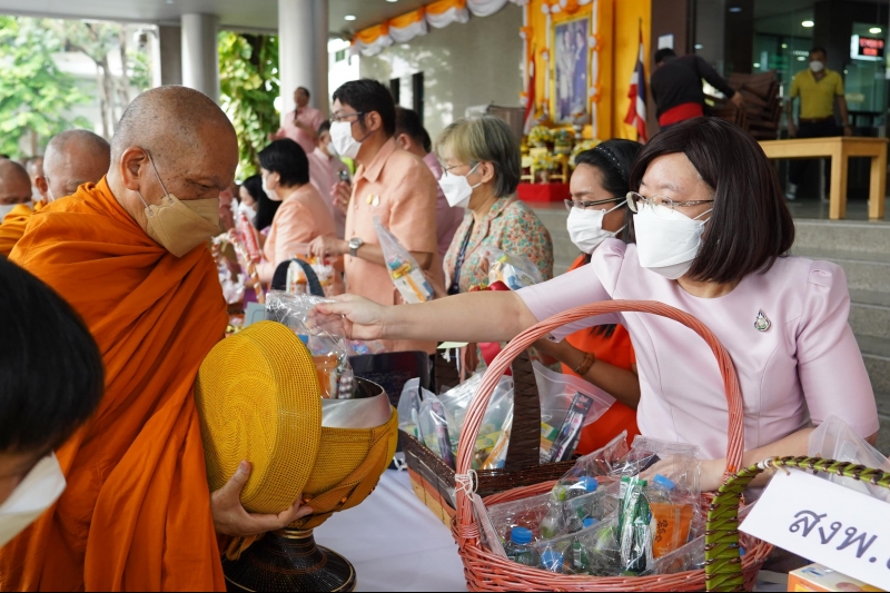 พิธีทำบุญตักบาตรข้าวสารอาหารแห้ง