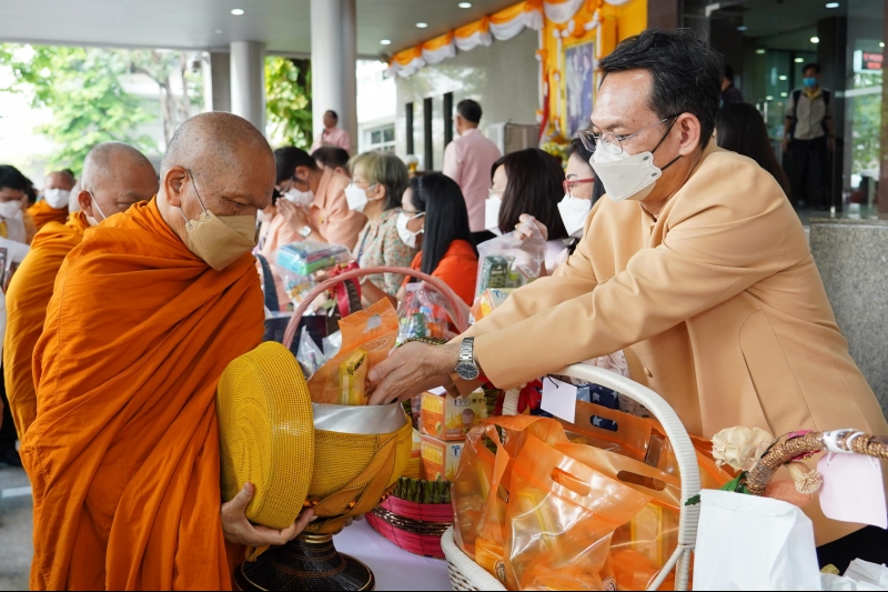 พิธีทำบุญตักบาตรข้าวสารอาหารแห้ง