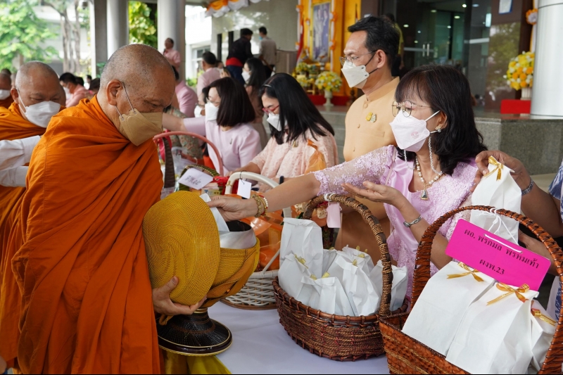 พิธีทำบุญตักบาตรข้าวสารอาหารแห้ง