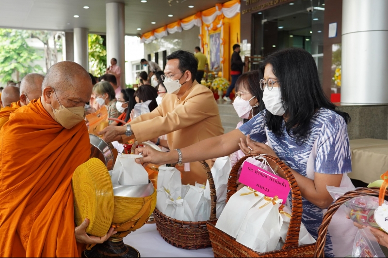 พิธีทำบุญตักบาตรข้าวสารอาหารแห้ง