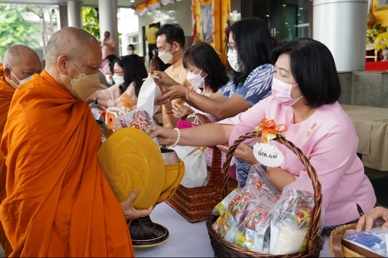 พิธีทำบุญตักบาตรข้าวสารอาหารแห้ง