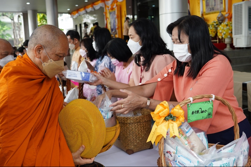 พิธีทำบุญตักบาตรข้าวสารอาหารแห้ง