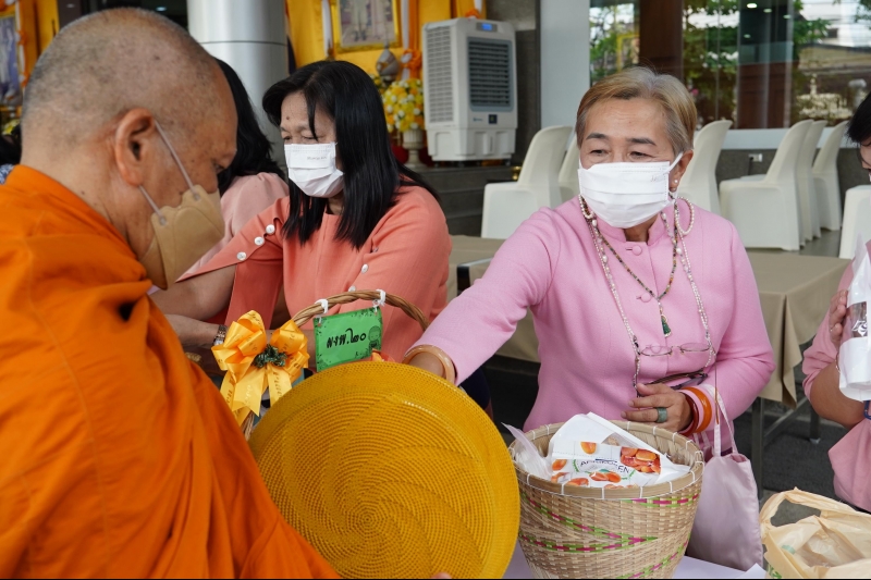 พิธีทำบุญตักบาตรข้าวสารอาหารแห้ง