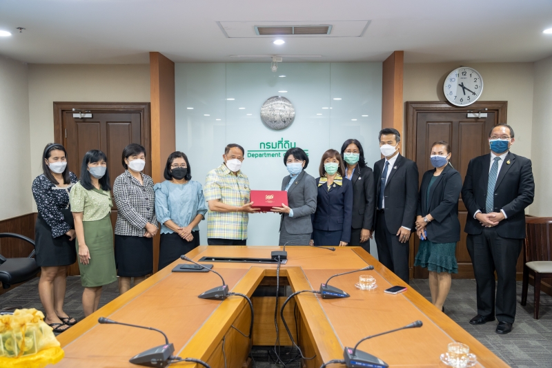 สำนักงานการตรวจเงินแผ่นดินมอบของที่ระลึกแก่หน่วยงานที่ร่วมแสดงความยินดีเนื่องในโอกาสครบรอบ 106 ปี สำนักงานการตรวจเงินแผ่นดิน