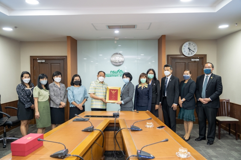 สำนักงานการตรวจเงินแผ่นดินมอบของที่ระลึกแก่หน่วยงานที่ร่วมแสดงความยินดีเนื่องในโอกาสครบรอบ 106 ปี สำนักงานการตรวจเงินแผ่นดิน