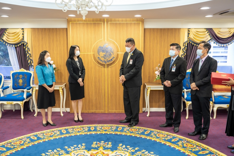 สำนักงานการตรวจเงินแผ่นดินมอบของที่ระลึกแก่หน่วยงานที่ร่วมแสดงความยินดีเนื่องในโอกาสครบรอบ 106 ปี สำนักงานการตรวจเงินแผ่นดิน