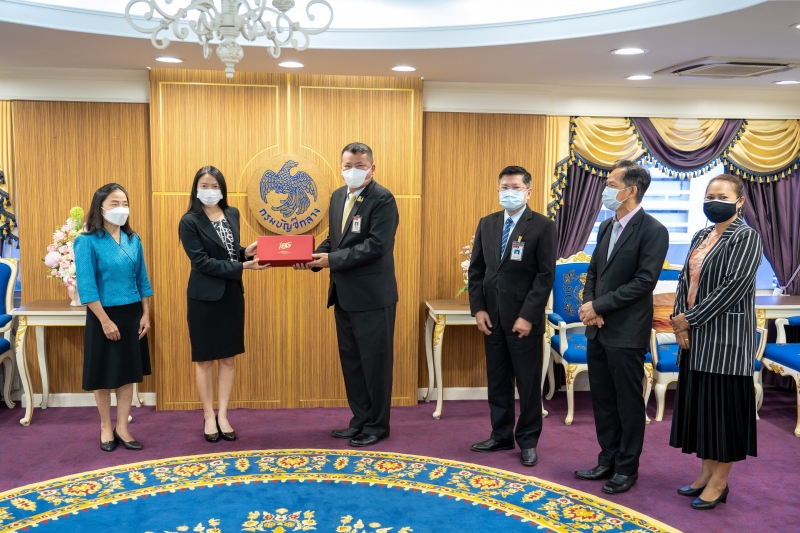 สำนักงานการตรวจเงินแผ่นดินมอบของที่ระลึกแก่หน่วยงานที่ร่วมแสดงความยินดีเนื่องในโอกาสครบรอบ 106 ปี สำนักงานการตรวจเงินแผ่นดิน