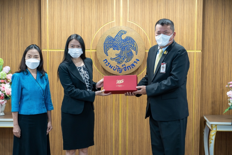สำนักงานการตรวจเงินแผ่นดินมอบของที่ระลึกแก่หน่วยงานที่ร่วมแสดงความยินดีเนื่องในโอกาสครบรอบ 106 ปี สำนักงานการตรวจเงินแผ่นดิน