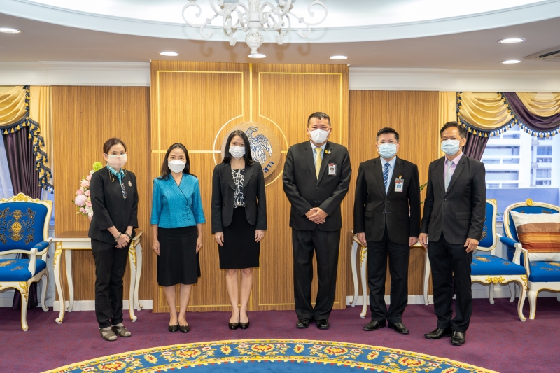 สำนักงานการตรวจเงินแผ่นดินมอบของที่ระลึกแก่หน่วยงานที่ร่วมแสดงความยินดีเนื่องในโอกาสครบรอบ 106 ปี สำนักงานการตรวจเงินแผ่นดิน