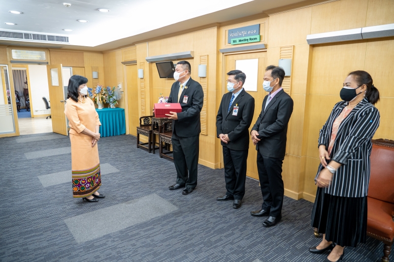 สำนักงานการตรวจเงินแผ่นดินมอบของที่ระลึกแก่หน่วยงานที่ร่วมแสดงความยินดีเนื่องในโอกาสครบรอบ 106 ปี สำนักงานการตรวจเงินแผ่นดิน