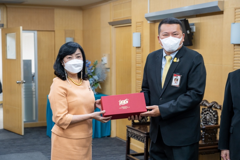 สำนักงานการตรวจเงินแผ่นดินมอบของที่ระลึกแก่หน่วยงานที่ร่วมแสดงความยินดีเนื่องในโอกาสครบรอบ 106 ปี สำนักงานการตรวจเงินแผ่นดิน