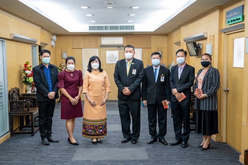 สำนักงานการตรวจเงินแผ่นดินมอบของที่ระลึกแก่หน่วยงานที่ร่วมแสดงความยินดีเนื่องในโอกาสครบรอบ 106 ปี สำนักงานการตรวจเงินแผ่นดิน