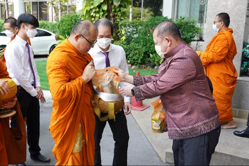 พิธีทำบุญตักบาตรข้าวสารอาหารแห้ง คณะสงฆ์จากวัดเทพธิดารามวรวิหาร