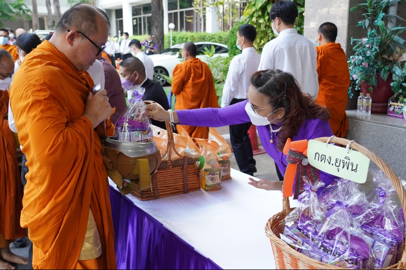 พิธีทำบุญตักบาตรข้าวสารอาหารแห้ง คณะสงฆ์จากวัดเทพธิดารามวรวิหาร