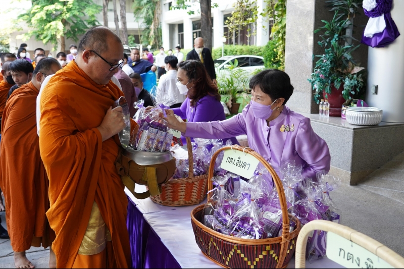 พิธีทำบุญตักบาตรข้าวสารอาหารแห้ง คณะสงฆ์จากวัดเทพธิดารามวรวิหาร