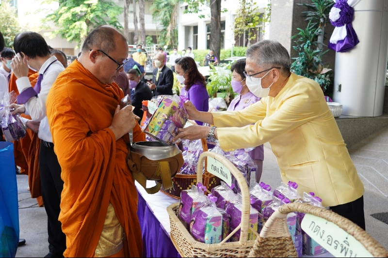 พิธีทำบุญตักบาตรข้าวสารอาหารแห้ง คณะสงฆ์จากวัดเทพธิดารามวรวิหาร