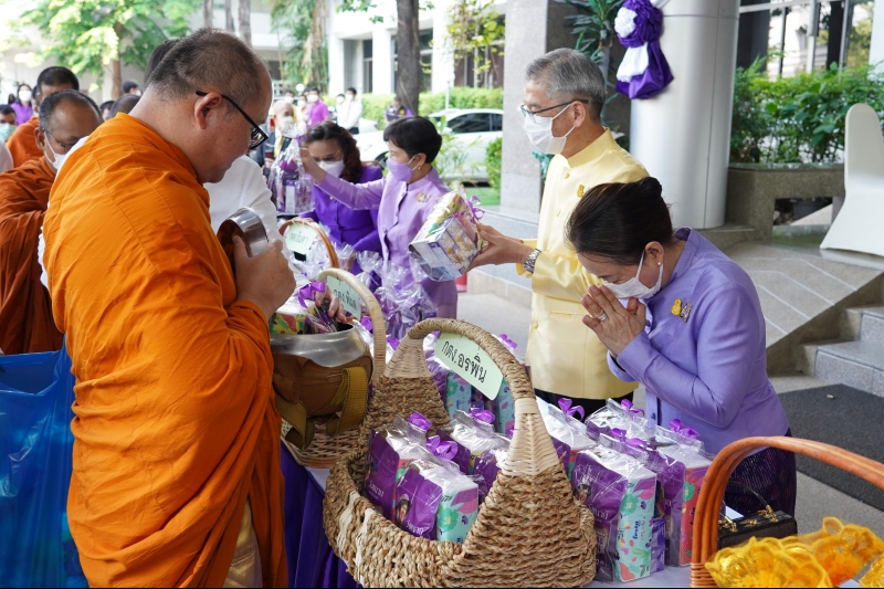 พิธีทำบุญตักบาตรข้าวสารอาหารแห้ง คณะสงฆ์จากวัดเทพธิดารามวรวิหาร