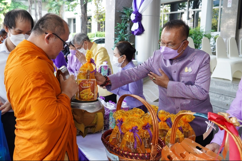 พิธีทำบุญตักบาตรข้าวสารอาหารแห้ง คณะสงฆ์จากวัดเทพธิดารามวรวิหาร