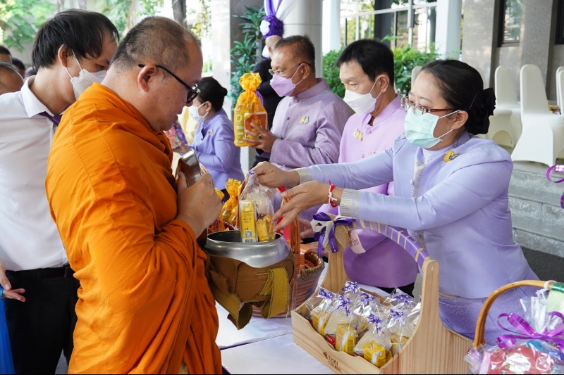 พิธีทำบุญตักบาตรข้าวสารอาหารแห้ง คณะสงฆ์จากวัดเทพธิดารามวรวิหาร