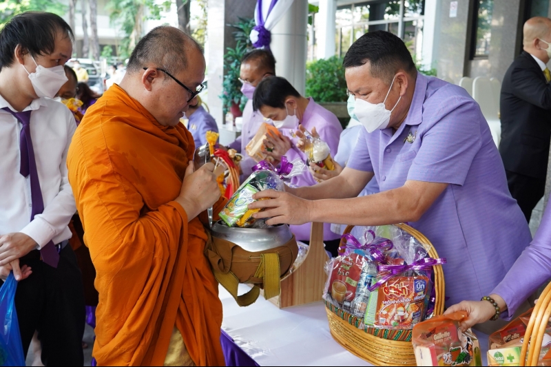 พิธีทำบุญตักบาตรข้าวสารอาหารแห้ง คณะสงฆ์จากวัดเทพธิดารามวรวิหาร