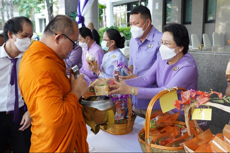 พิธีทำบุญตักบาตรข้าวสารอาหารแห้ง คณะสงฆ์จากวัดเทพธิดารามวรวิหาร
