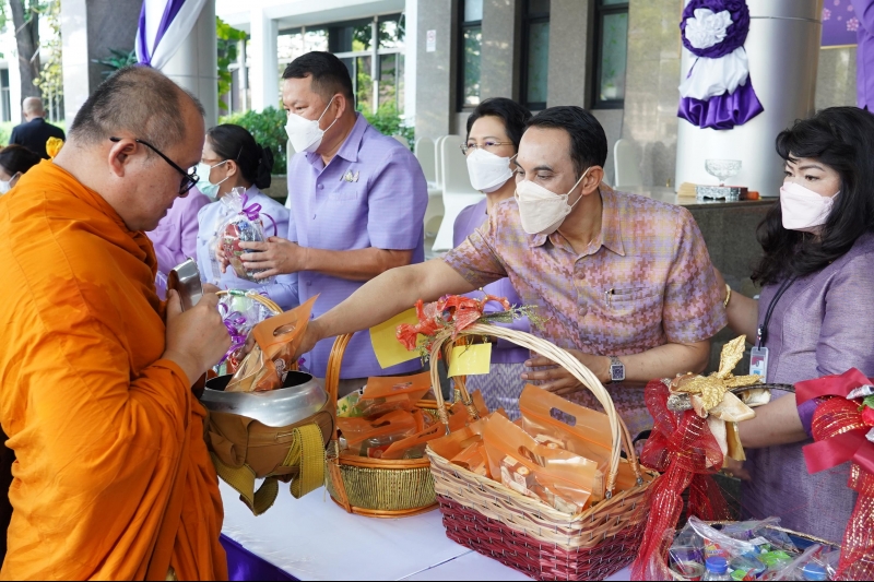พิธีทำบุญตักบาตรข้าวสารอาหารแห้ง คณะสงฆ์จากวัดเทพธิดารามวรวิหาร