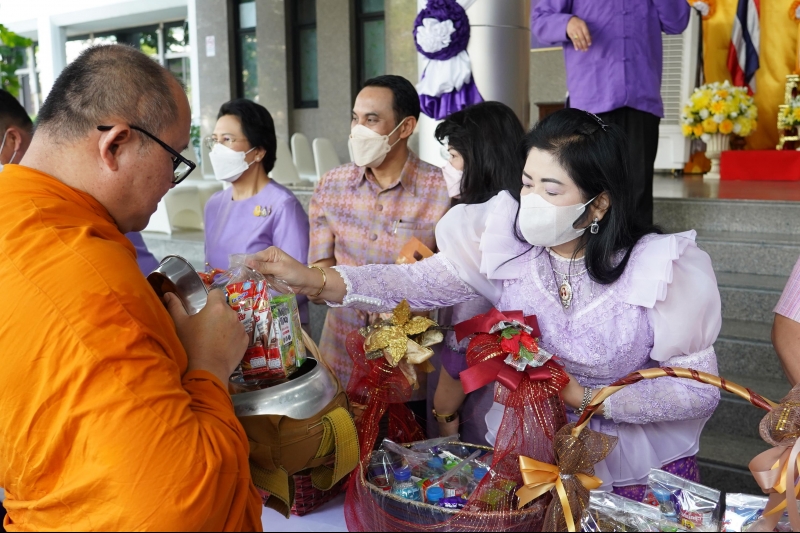 พิธีทำบุญตักบาตรข้าวสารอาหารแห้ง คณะสงฆ์จากวัดเทพธิดารามวรวิหาร