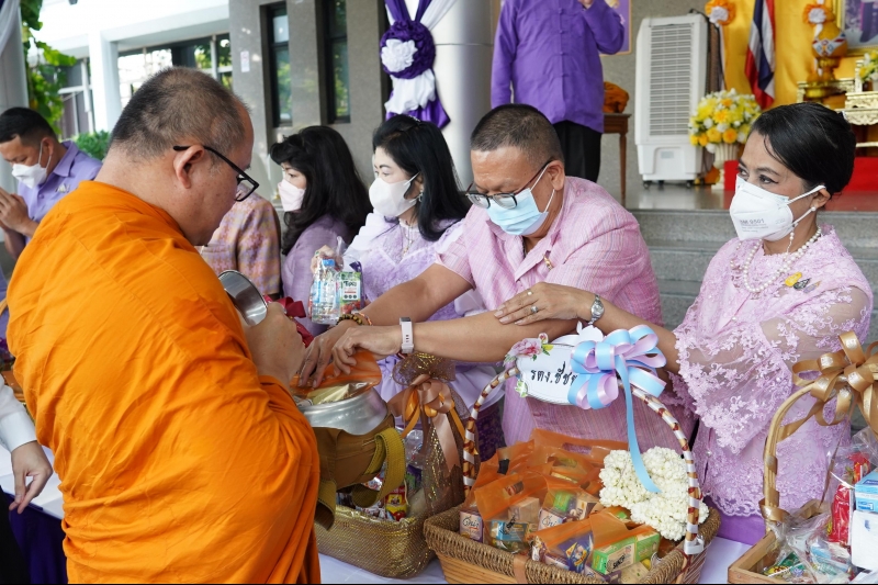 พิธีทำบุญตักบาตรข้าวสารอาหารแห้ง คณะสงฆ์จากวัดเทพธิดารามวรวิหาร