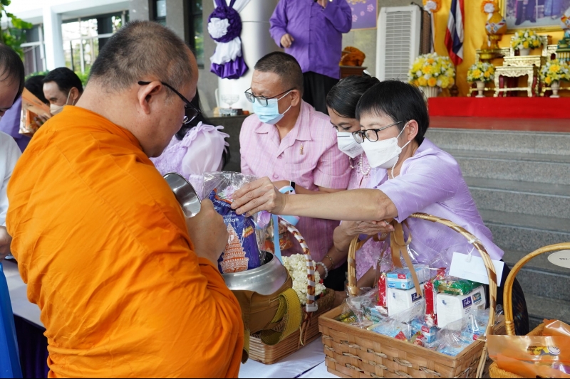 พิธีทำบุญตักบาตรข้าวสารอาหารแห้ง คณะสงฆ์จากวัดเทพธิดารามวรวิหาร