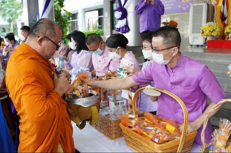 พิธีทำบุญตักบาตรข้าวสารอาหารแห้ง คณะสงฆ์จากวัดเทพธิดารามวรวิหาร