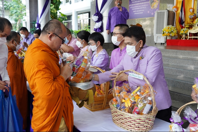 พิธีทำบุญตักบาตรข้าวสารอาหารแห้ง คณะสงฆ์จากวัดเทพธิดารามวรวิหาร