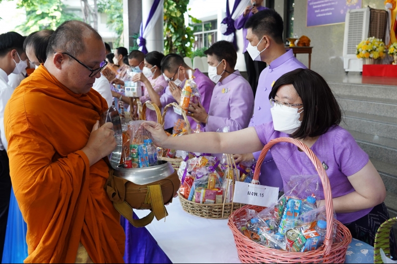 พิธีทำบุญตักบาตรข้าวสารอาหารแห้ง คณะสงฆ์จากวัดเทพธิดารามวรวิหาร