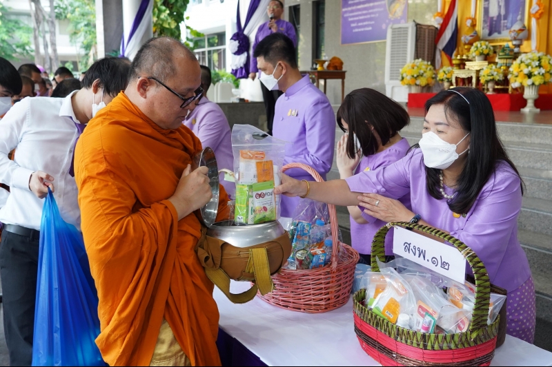 พิธีทำบุญตักบาตรข้าวสารอาหารแห้ง คณะสงฆ์จากวัดเทพธิดารามวรวิหาร