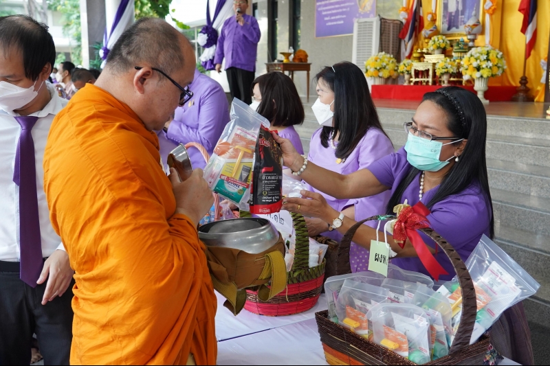พิธีทำบุญตักบาตรข้าวสารอาหารแห้ง คณะสงฆ์จากวัดเทพธิดารามวรวิหาร