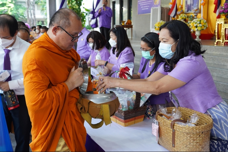 พิธีทำบุญตักบาตรข้าวสารอาหารแห้ง คณะสงฆ์จากวัดเทพธิดารามวรวิหาร