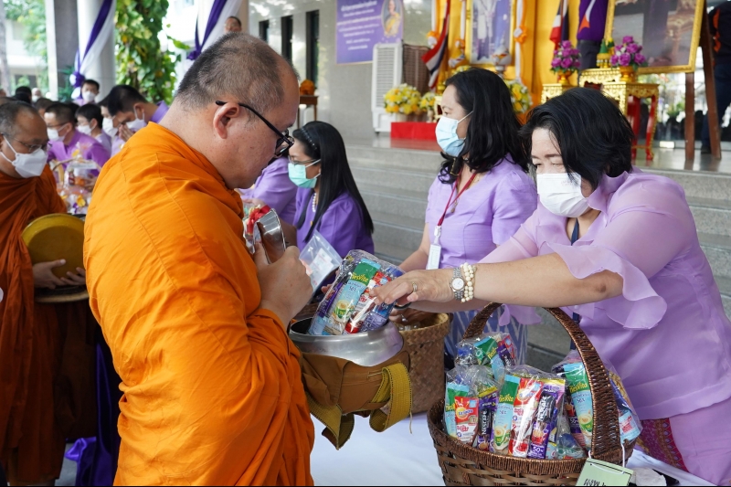 พิธีทำบุญตักบาตรข้าวสารอาหารแห้ง คณะสงฆ์จากวัดเทพธิดารามวรวิหาร