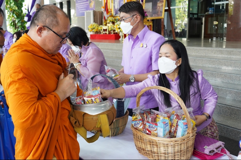 พิธีทำบุญตักบาตรข้าวสารอาหารแห้ง คณะสงฆ์จากวัดเทพธิดารามวรวิหาร