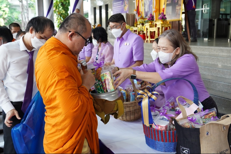 พิธีทำบุญตักบาตรข้าวสารอาหารแห้ง คณะสงฆ์จากวัดเทพธิดารามวรวิหาร
