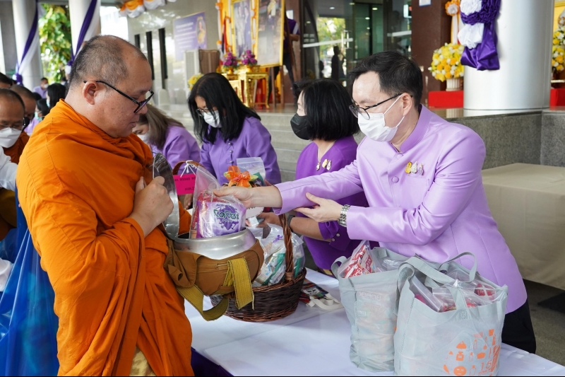 พิธีทำบุญตักบาตรข้าวสารอาหารแห้ง คณะสงฆ์จากวัดเทพธิดารามวรวิหาร