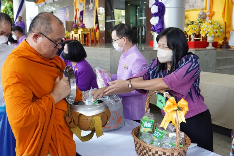 พิธีทำบุญตักบาตรข้าวสารอาหารแห้ง คณะสงฆ์จากวัดเทพธิดารามวรวิหาร