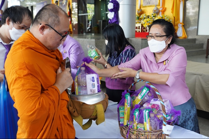 พิธีทำบุญตักบาตรข้าวสารอาหารแห้ง คณะสงฆ์จากวัดเทพธิดารามวรวิหาร
