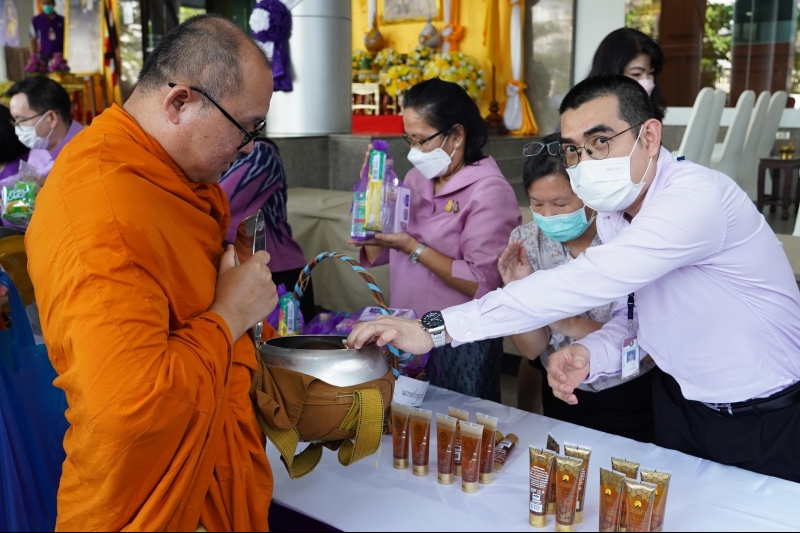 พิธีทำบุญตักบาตรข้าวสารอาหารแห้ง คณะสงฆ์จากวัดเทพธิดารามวรวิหาร