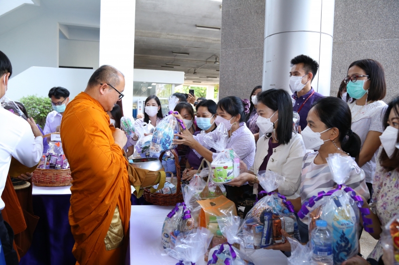 พิธีทำบุญตักบาตรข้าวสารอาหารแห้ง คณะสงฆ์จากวัดเทพธิดารามวรวิหาร